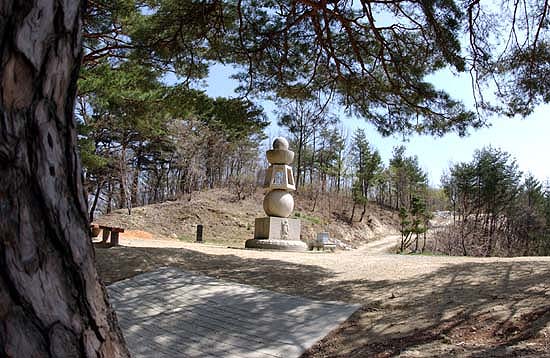 석굴법당 건너편 고갯마루엔 오륜탑이 세워져 있다. 